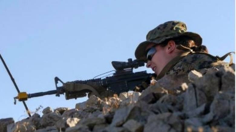 Η πρώτη γυναίκα που πέρασε την εκπαίδευση των Aμερικανών πεζοναυτών (εικόνα)